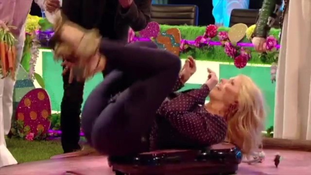 Holly Willoughby - Vibrating - Tight Jeans